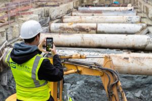 Gemeinsam mit unseren Ingenieur:innen der Abteilung Spezialtiefbau der Seidl & Partner Gesamtplanung GmbH besuchte einer unserer Werkstudenten das Planungsprojekt in der Hildegardstraße mitten in München, über das er seine Masterarbeit verfasst.