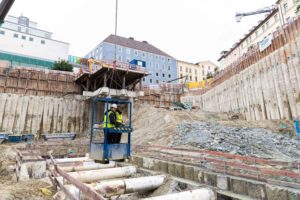 Gemeinsam mit unseren Ingenieur:innen der Abteilung Spezialtiefbau der Seidl & Partner Gesamtplanung GmbH besuchte einer unserer Werkstudenten das Planungsprojekt in der Hildegardstraße mitten in München, über das er seine Masterarbeit verfasst.