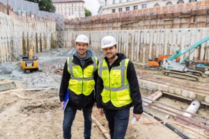 Gemeinsam mit unseren Ingenieur:innen der Abteilung Spezialtiefbau der Seidl & Partner Gesamtplanung GmbH besuchte einer unserer Werkstudenten das Planungsprojekt in der Hildegardstraße mitten in München, über das er seine Masterarbeit verfasst.