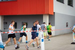 Unsere motivierten Kolleginnen und Kollegen der Seidl & Partner Gesamtplanung GmbH, die am 11. REWAG Firmenlauf teilnahmen, durften zur Schlussrunde ins Jahnstadion Regensburg.