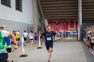 Unsere motivierten Kolleginnen und Kollegen der Seidl & Partner Gesamtplanung GmbH, die am 11. REWAG Firmenlauf teilnahmen, durften zur Schlussrunde ins Jahnstadion Regensburg.