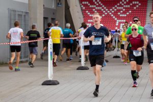 Unsere motivierten Kolleginnen und Kollegen der Seidl & Partner Gesamtplanung GmbH, die am 11. REWAG Firmenlauf teilnahmen, durften zur Schlussrunde ins Jahnstadion Regensburg.