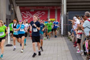 Unsere motivierten Kolleginnen und Kollegen der Seidl & Partner Gesamtplanung GmbH, die am 11. REWAG Firmenlauf teilnahmen, durften zur Schlussrunde ins Jahnstadion Regensburg.