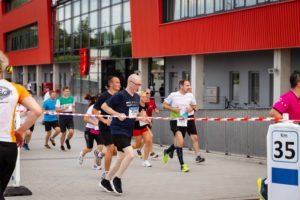 Unsere motivierten Kolleginnen und Kollegen der Seidl & Partner Gesamtplanung GmbH, die am 11. REWAG Firmenlauf teilnahmen, durften zur Schlussrunde ins Jahnstadion Regensburg.