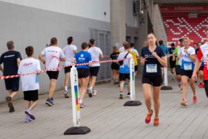 Unsere motivierten Kolleginnen und Kollegen der Seidl & Partner Gesamtplanung GmbH, die am 11. REWAG Firmenlauf teilnahmen, durften zur Schlussrunde ins Jahnstadion Regensburg.