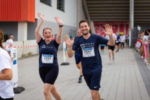 Unsere motivierten Kolleginnen und Kollegen der Seidl & Partner Gesamtplanung GmbH, die am 11. REWAG Firmenlauf teilnahmen, durften zur Schlussrunde ins Jahnstadion Regensburg.