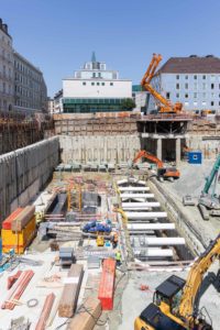 Erneut können wir vom sogenannten Falckenberg Ensemble berichten, einem spannenden Projekt im Herzen Münchens, welches wir im Auftrag der Firma A. Wöhrl Spezialtiefbau GmbH planerisch begleiten. Im Mittelpunkt der kürzlich stattgefundenen Baustellenexkursion stand die Montage des Autokrans für die Aufstellung des Hochbaukrans auf der von unseren Ingenieur:innen und Konstrukteur:innen geplanten Aushubplattform.