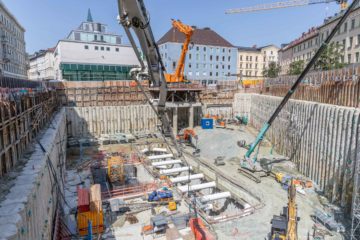 Erneut können wir vom sogenannten Falckenberg Ensemble berichten, einem spannenden Projekt im Herzen Münchens, welches wir im Auftrag der Firma A. Wöhrl Spezialtiefbau GmbH planerisch begleiten. Im Mittelpunkt der kürzlich stattgefundenen Baustellenexkursion stand die Montage des Autokrans für die Aufstellung des Hochbaukrans auf der von unseren Ingenieur:innen und Konstrukteur:innen geplanten Aushubplattform.