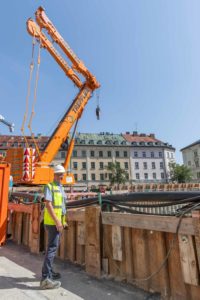 Erneut können wir vom sogenannten Falckenberg Ensemble berichten, einem spannenden Projekt im Herzen Münchens, welches wir im Auftrag der Firma A. Wöhrl Spezialtiefbau GmbH planerisch begleiten. Im Mittelpunkt der kürzlich stattgefundenen Baustellenexkursion stand die Montage des Autokrans für die Aufstellung des Hochbaukrans auf der von unseren Ingenieur:innen und Konstrukteur:innen geplanten Aushubplattform.