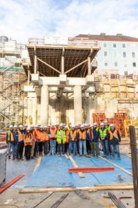 Bei einer Exkursion des Zentrums Geotechnik der TU München konnten sich die Studierenden des Bauingenieurwesens in Begleitung von Herrn Prof. Dr.-Ing. Cudmani das beeindruckende Bauprojekt in der Hildegardstraße ansehen.